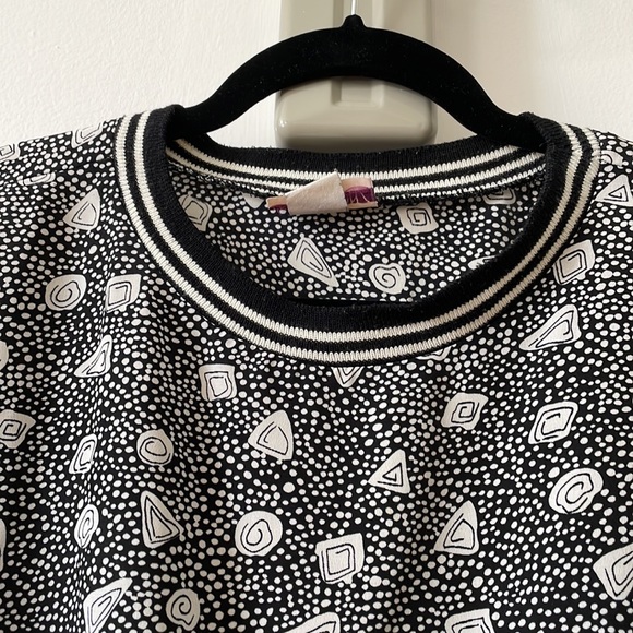 Vintage graphic b&w top - Picture 6 of 6